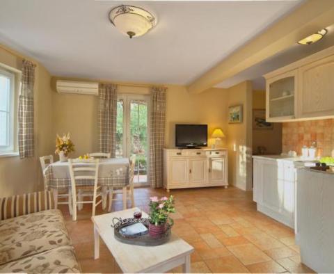 Belle propriété touristique avec 8 appartements en bord de mer à Hvar, à vendre - pic 30