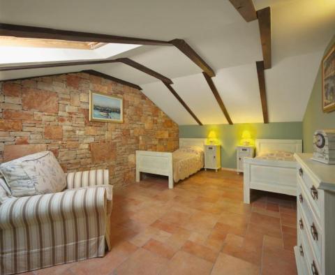 Belle propriété touristique avec 8 appartements en bord de mer à Hvar, à vendre - pic 35