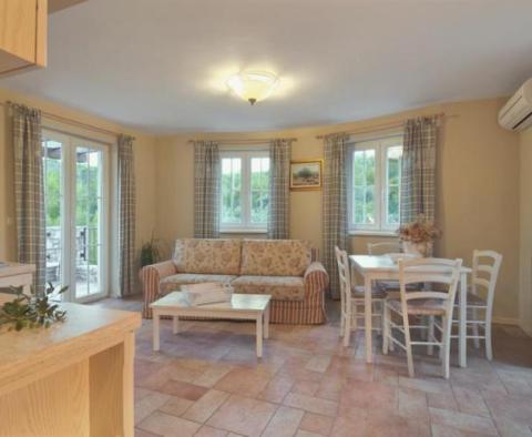Belle propriété touristique avec 8 appartements en bord de mer à Hvar, à vendre - pic 37