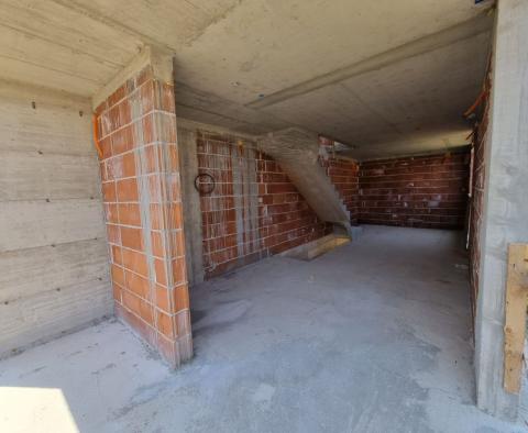 Třípodlažní byt s garáží a výhledem na moře ve městě Krk, na prodej - pic 3