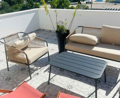 Új építésű villa medencével Bilicében, Sibenikben, a tenger mellett, eladó - pic 20