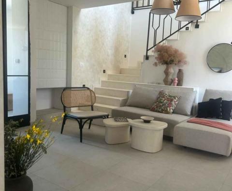 Új építésű villa medencével Bilicében, Sibenikben, a tenger mellett, eladó - pic 23