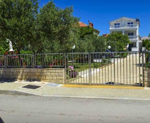 Maison d'hôtes de 5 appartements en première ligne de mer dans la région de Sibenik, à vendre - pic 4