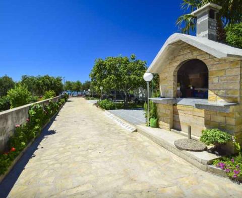 Maison d'hôtes de 5 appartements en première ligne de mer dans la région de Sibenik, à vendre - pic 7