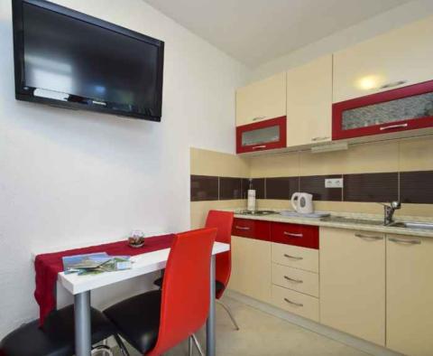 Maison d'hôtes de 5 appartements en première ligne de mer dans la région de Sibenik, à vendre - pic 28