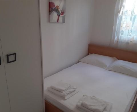 Super prix pour un appartement de 3 chambres, à 40 m de la mer à Rogoznica, à vendre - pic 10