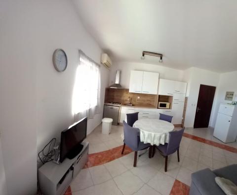 Super prix pour un appartement de 3 chambres, à 40 m de la mer à Rogoznica, à vendre - pic 15