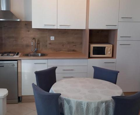 Super prix pour un appartement de 3 chambres, à 40 m de la mer à Rogoznica, à vendre - pic 16