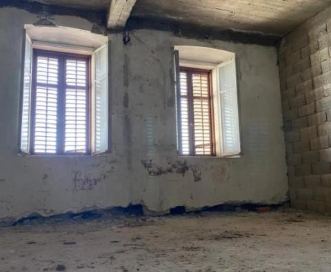 Ancienne maison en pierre en première ligne de mer avec grand terrain et projet de rénovation à Korčula, à vendre - pic 14