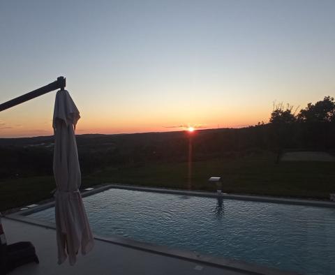Zapierająca dech w piersiach panorama! Piękna willa w rejonie Motovun z pełną prywatnością, na sprzedaż! - pic 8