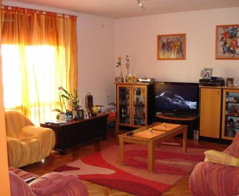 Schönes dreistöckiges Gebäude in Tribunj, 200 Meter vom Meer entfernt, mit Blick auf die Adria! - foto 14