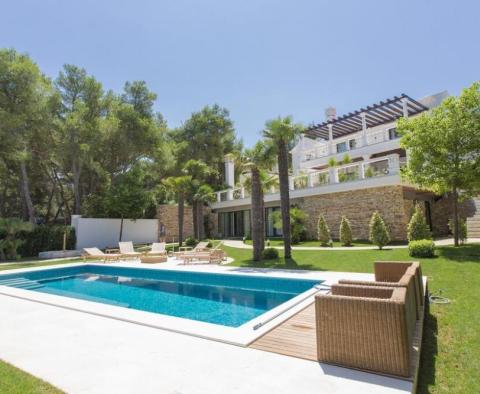 Super-luxury seafront villa on Ciovo near Trogir for sale - pic 21