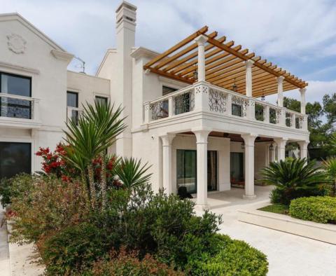 Super-luxury seafront villa on Ciovo near Trogir for sale - pic 22