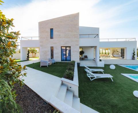 Villa moderne exceptionnelle sur Krk, à 1800 m de la mer, à vendre - pic 2