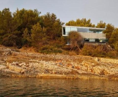 Possibilité unique de construire une villa de classe LUX sur la PREMIÈRE LIGNE dans une baie paisible sur l&#39;île de Brac près de Povlja ! 