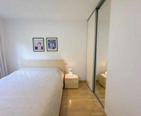 Bel appartement avec terrasse et place de garage offrant une vue fantastique sur la mer, piscine, à Opatija, à vendre - pic 16