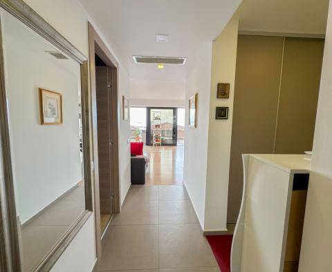 Bel appartement avec terrasse et place de garage offrant une vue fantastique sur la mer, piscine, à Opatija, à vendre - pic 19