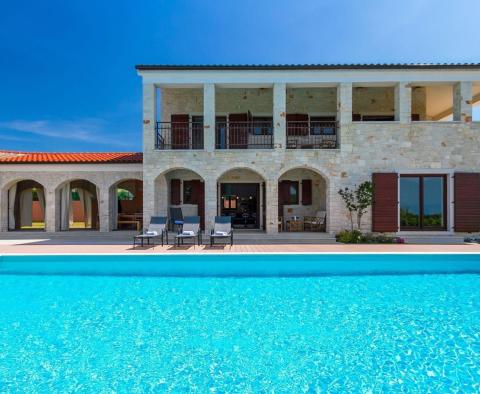 Impozáns vidéki villa medencével a Porec környékén, eladó - pic 2