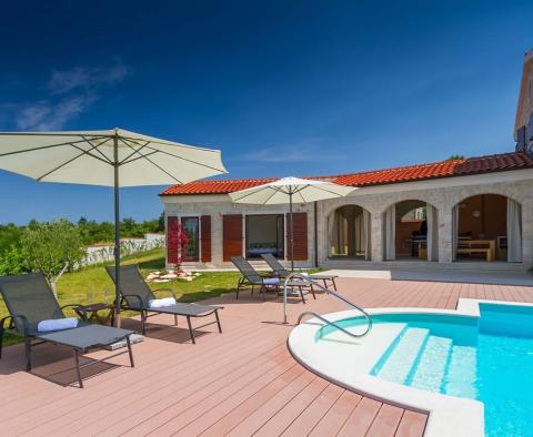 Impozáns vidéki villa medencével a Porec környékén, eladó - pic 3