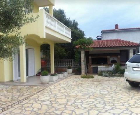 Nádherná lokalita jen 30 metrů od moře - dům na prodej v Grebaštici, oblast Šibenik - pic 9