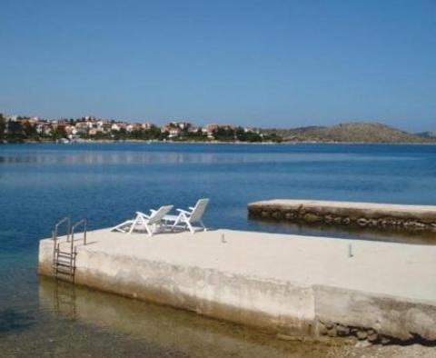 Magnifique emplacement à seulement 30 mètres de la mer - maison à vendre à Grebastica, région de Sibenik - pic 15