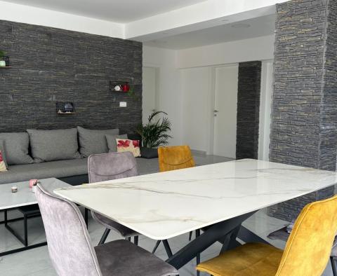 Exkluzivní přízemní byt s bazénem v Banjolu, ostrov Rab, na prodej - pic 7