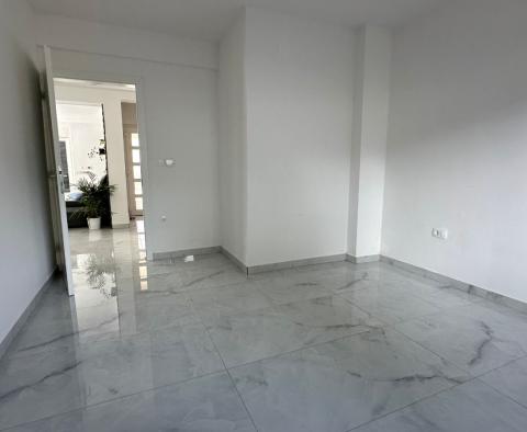 Exkluzivní přízemní byt s bazénem v Banjolu, ostrov Rab, na prodej - pic 9