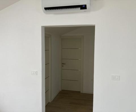 Квартира в Ровине с гаражом и кладовой, в 3 км от моря, на продажу - фото 13