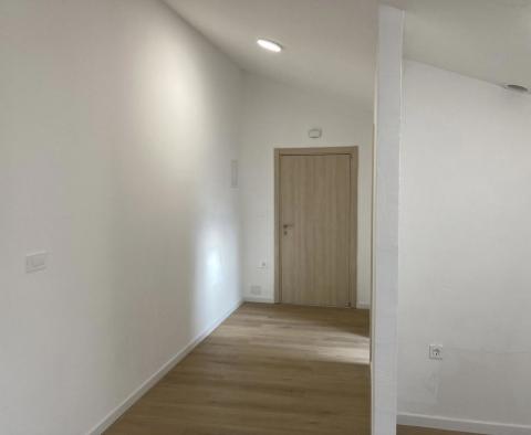 Квартира в Ровине с гаражом и кладовой, в 3 км от моря, на продажу - фото 19