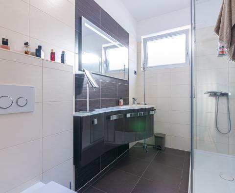 Moderní byt s pohledem na moře a starý Vrbnik, 3 ložnice, na prodej - pic 8