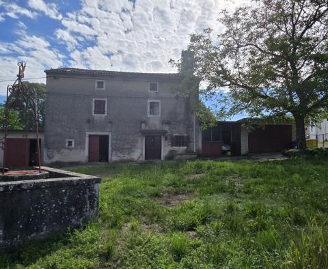 Przestronna nieruchomość z 3 domami i 18 500 m2 ziemi w okolicy Labin, na sprzedaż - pic 10