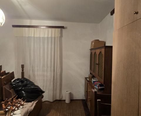 Przestronna nieruchomość z 3 domami i 18 500 m2 ziemi w okolicy Labin, na sprzedaż - pic 22