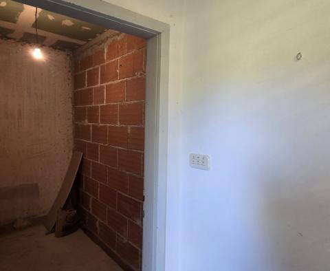 Przestronna nieruchomość z 3 domami i 18 500 m2 ziemi w okolicy Labin, na sprzedaż - pic 23