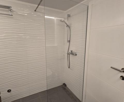 Комфортный дом в 800 метрах от моря в Умаге, на продажу - фото 9
