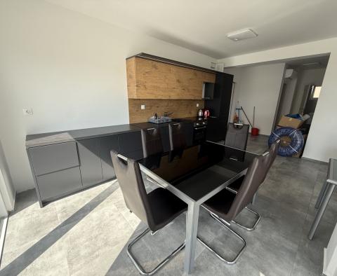 Moderne Wohnung in einem Komplex mit Gemeinschaftspool 60m vom Meer in Smokvica, zu verkaufen - foto 5