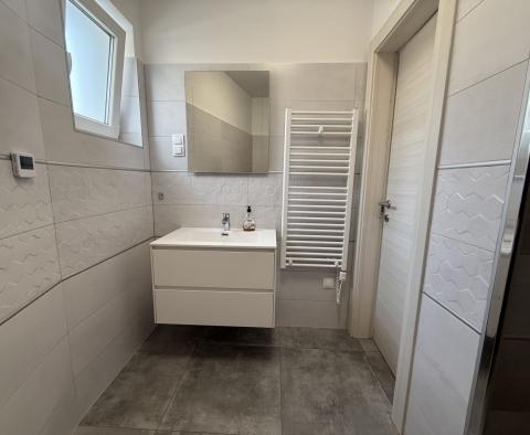 Moderne Wohnung in einem Komplex mit Gemeinschaftspool 60m vom Meer in Smokvica, zu verkaufen - foto 8