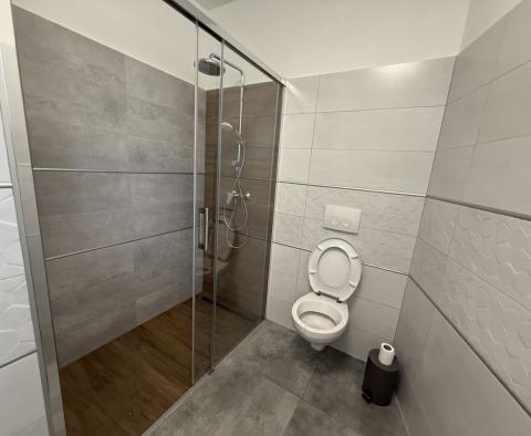 Moderne Wohnung in einem Komplex mit Gemeinschaftspool 60m vom Meer in Smokvica, zu verkaufen - foto 9