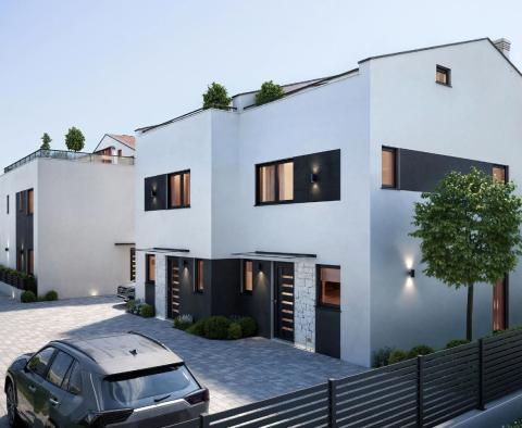 Polovičně připojená nová vila se zahradou, 2500 metrů od moře, v oblasti Poreče, na prodej - pic 5