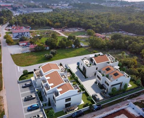 Polovičně připojená nová vila se zahradou, 2500 metrů od moře, v oblasti Poreče, na prodej - pic 13
