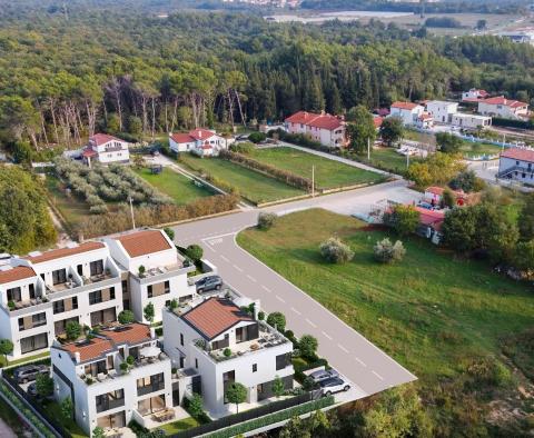 Polovičně připojená nová vila se zahradou, 2500 metrů od moře, v oblasti Poreče, na prodej - pic 14