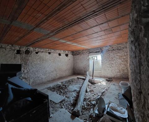 Maison en pierre en phase de rénovation avec vue sur la mer dans la région de Labin - excellente investissement, à vendre - pic 13