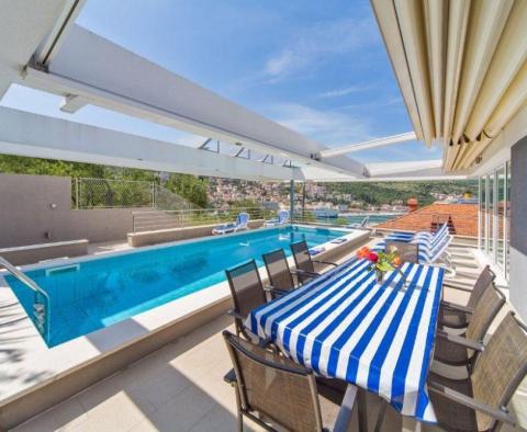 Moderne Villa im HI-TECH-Stil mit Pool nur 60 Meter vom Meer entfernt in Dubrovnik / Lapad! 
