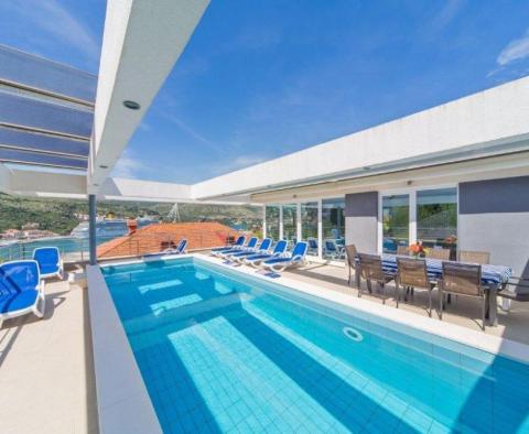 Moderne Villa im HI-TECH-Stil mit Pool nur 60 Meter vom Meer entfernt in Dubrovnik / Lapad! - foto 2