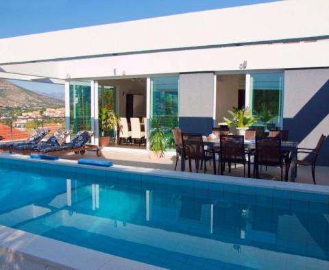 Moderne Villa im HI-TECH-Stil mit Pool nur 60 Meter vom Meer entfernt in Dubrovnik / Lapad! - foto 15