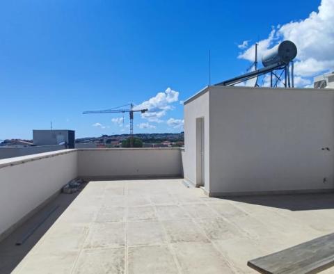 Nowy penthouse w Strożanacu, 500m od morza, z tarasem na dachu i ogrodem, na sprzedaż - pic 2