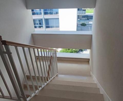 Nowy penthouse w Strożanacu, 500m od morza, z tarasem na dachu i ogrodem, na sprzedaż - pic 5