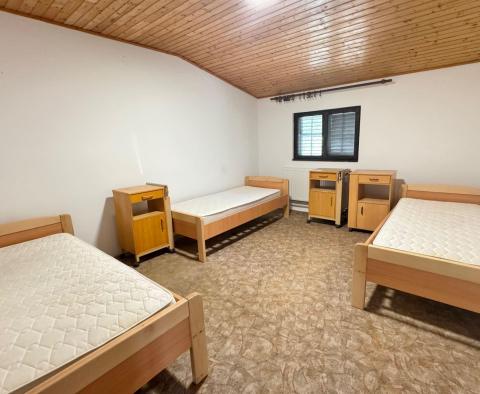 Dom wolnostojący z 3 oddzielnymi apartamentami + 2 000 m2 ogrodu w regionie Crikvenica, na sprzedaż - pic 16