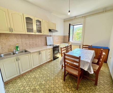 Dom wolnostojący z 3 oddzielnymi apartamentami + 2 000 m2 ogrodu w regionie Crikvenica, na sprzedaż - pic 21