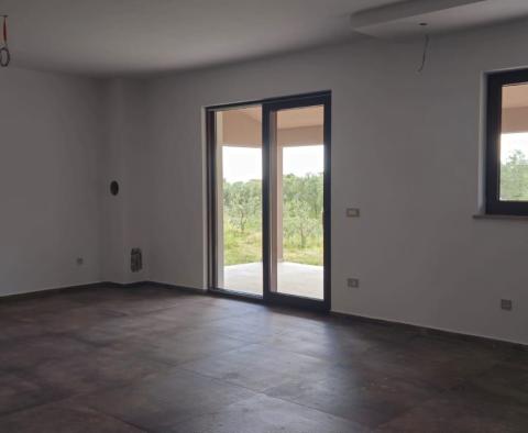 Kvalitní nově postavený rodinný dům v Galižaně na prodej - pic 11