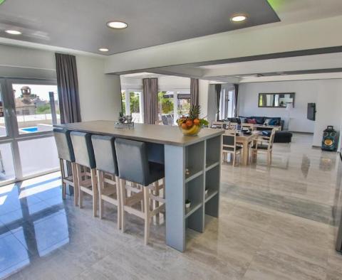 Villa de luxe avec piscine dans la région de Poreč, Kastelir, à vendre - pic 9